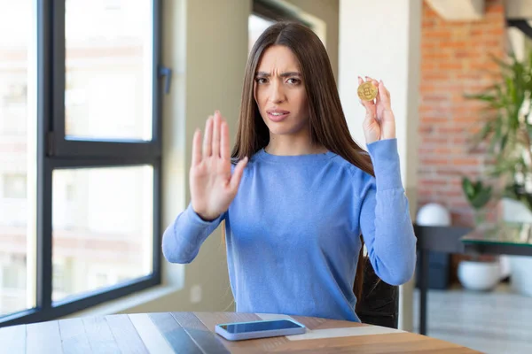 Sembra Serio Mostrando Mano Aperta Facendo Gesto Arresto Concetto Denaro — Foto Stock