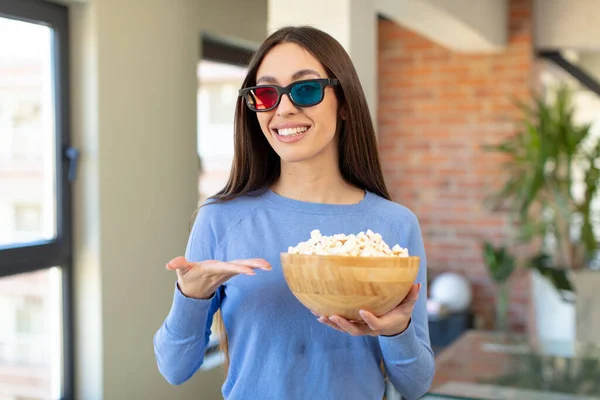 Sorrindo Alegremente Sentindo Feliz Mostrando Conceito Popcorns Conceito Filme — Fotografia de Stock