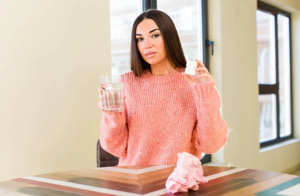 Elinde Bardağı Olan Genç Güzel Bir Kadın Soğuk Algınlığı Grip — Stok fotoğraf