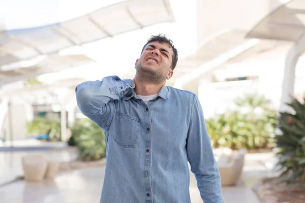 Mladý Pohledný Muž Cítí Únavu Stres Úzkost Frustrovaný Depresivní Trpí — Stock fotografie