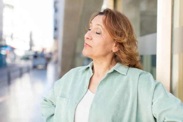 Middle Age Woman Wondering Thinking Happy Thoughts Ideas Daydreaming Looking — Stock Photo, Image
