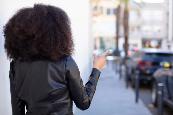 Afro Amerikan Güzel Kadın Fotokopi Alanında Dikiz Aynasındaki Objeyi Işaret — Stok fotoğraf