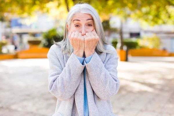 Senior Jubilado Bastante Mujer Pelo Blanco Buscando Preocupado Ansioso Estresado —  Fotos de Stock