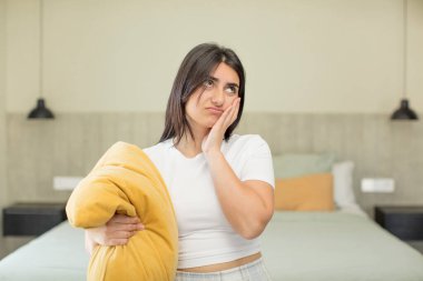 Genç bir kadın bezdirici bir olaydan sonra sıkılmış, hayal kırıklığına uğramış ve uykulu hissediyor. gece kıyafeti konsepti