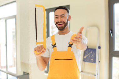 Arap yakışıklı Arap adam mutlu bir şekilde gülümsüyor ve bir konsept sunuyor ya da gösteriyor. Becerikli adam kavramı