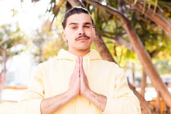 Joven Fresco Hombre Sintiéndose Preocupado Esperanzado Religioso Orando Fielmente Con —  Fotos de Stock