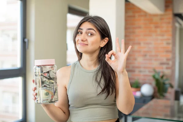Młoda Kobieta Czuje Się Szczęśliwa Okazując Aprobatę Dobrym Gestem Banknoty — Zdjęcie stockowe