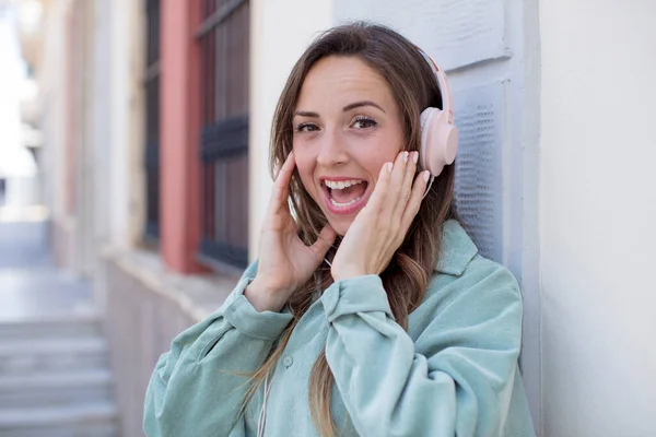 Mujer Bonita Sintiéndose Feliz Asombrada Por Algo Increíble Auriculares Concepto — Foto de Stock
