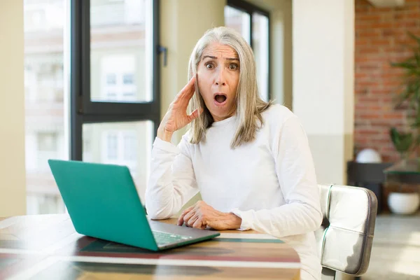 Yaşlı Güzel Bir Kadın Mutlu Görünüyor Şaşırmış Dizüstü Bilgisayarla Şaşırmış — Stok fotoğraf