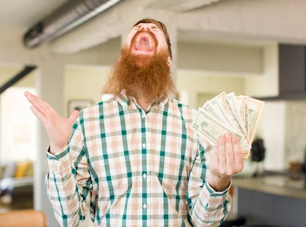 Hombre Pelo Rojo Gritando Con Las Manos Alto Con Billetes — Foto de Stock