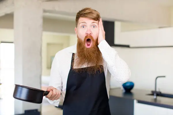 Der Mann Mit Den Roten Haaren Fühlte Sich Einer Küche — Stockfoto