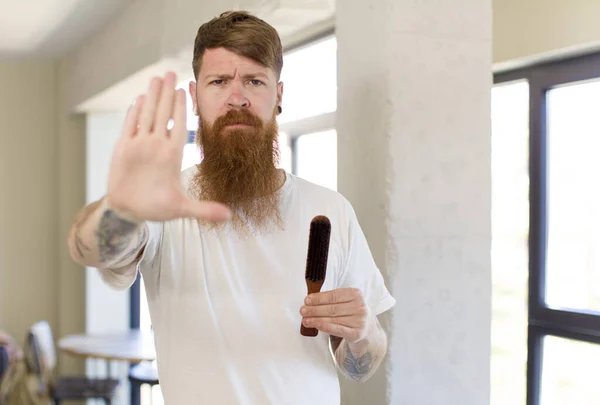 Ruda Włosy Człowiek Patrząc Poważnie Pokazując Otwartą Dłoń Stop Gest — Zdjęcie stockowe