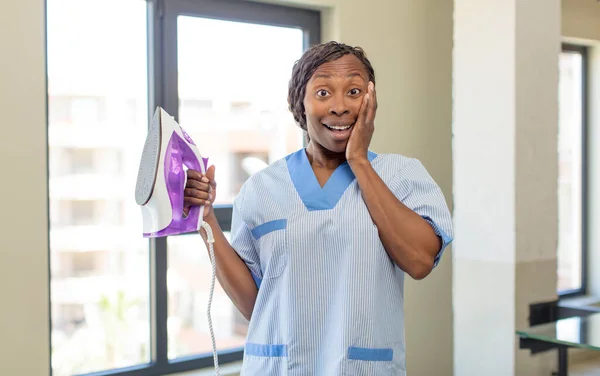 Black Afro Woman Feeling Happy Astonished Something Unbelievable Laundry Housekeeping — Stock Photo, Image