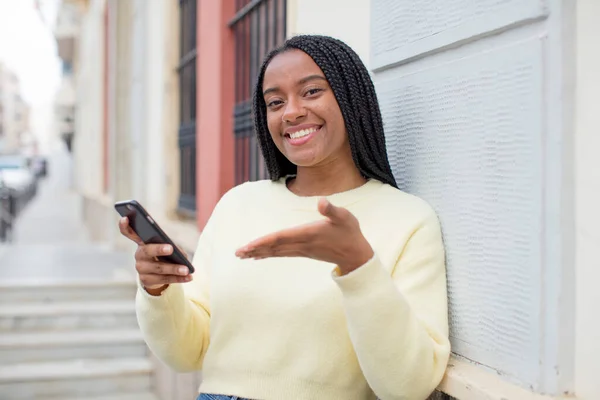Negro Afro Mujer Sonriendo Alegremente Sintiéndose Feliz Mostrando Concepto Usando —  Fotos de Stock