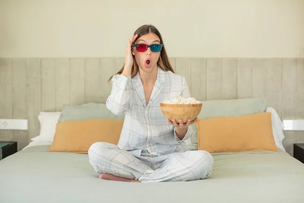 Ung Vacker Kvinna Känner Sig Extremt Chockad Och Förvånad Popcorns — Stockfoto