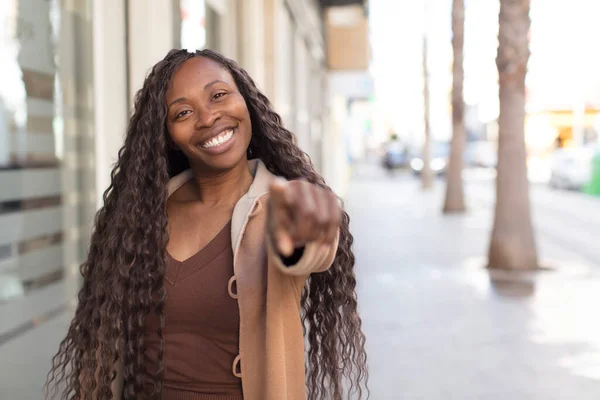 Afro Bonita Mujer Negra Apuntando Cámara Con Una Sonrisa Satisfecha —  Fotos de Stock