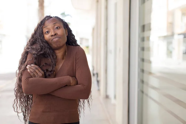 Afro Ładna Czarna Kobieta Wzrusza Ramionami Czuje Się Zdezorientowany Niepewny — Zdjęcie stockowe