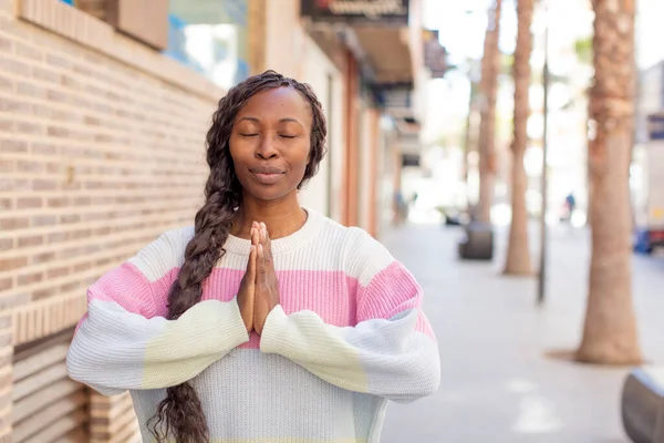 Afro Güzel Siyah Kadın Endişeli Umutlu Dindar Hissediyor Sadık Bir — Stok fotoğraf