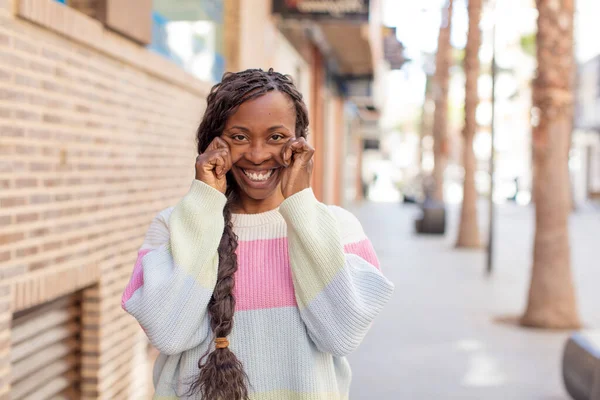 Afro Bonita Mujer Negra Sonriendo Señalando Propia Sonrisa Falsa —  Fotos de Stock