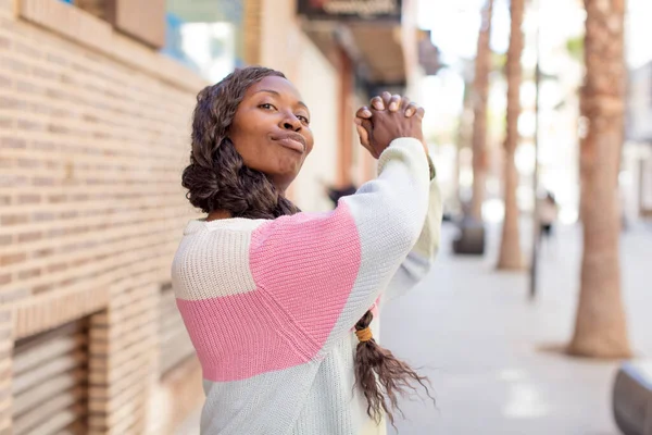 Afro Güzel Siyah Kadın Mutlu Şaşırmış Gururlanmış Hissediyor Bağırıyor Başarıyı — Stok fotoğraf