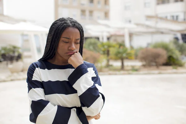 Afro Pen Svart Kvinne Føler Seg Alvorlig Omtenksom Bekymret Stirrer – stockfoto