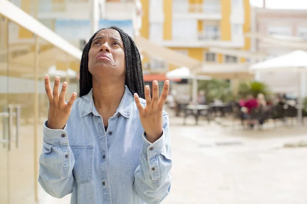 Afro Bonita Mujer Negra Buscando Desesperado Frustrado Estresado Infeliz Molesto —  Fotos de Stock
