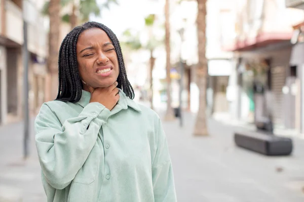 アフリカの黒人女性は喉の痛みやインフルエンザの症状で気分が悪く口を覆い咳をし — ストック写真
