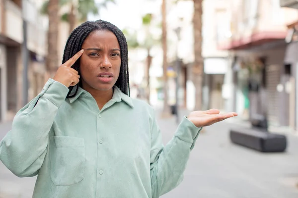 Afro Bonita Mujer Negra Sintiéndose Confundida Desconcertada Mostrando Que Estás —  Fotos de Stock