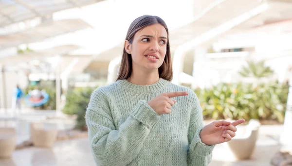 Joven Bonita Mujer Sintiéndose Sorprendida Sorprendida Apuntando Copiar Espacio Lado — Foto de Stock