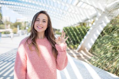 Güzel bir kadın kendini mutlu, rahat ve tatmin olmuş hisseder. Onayını iyi bir hareketle gösterir.