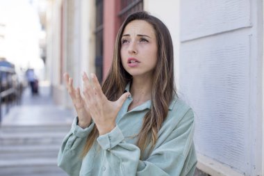 Güzel bir kadın umutsuz ve hayal kırıklığına uğramış, stresli, mutsuz ve sinirli, bağırıyor ve çığlık atıyor.