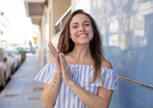 Pretty Woman Feeling Happy Successful Smiling Clapping Hands Saying Congratulations — Stock Photo, Image