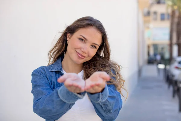 Mooie Spaanse Vrouw Glimlachend Vrolijk Met Vriendelijke Zelfverzekerde Positieve Blik — Stockfoto