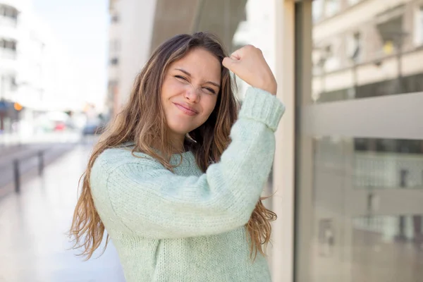 Mujer Hispana Bonita Sintiéndose Feliz Satisfecho Poderoso Ajuste Flexing Bíceps —  Fotos de Stock