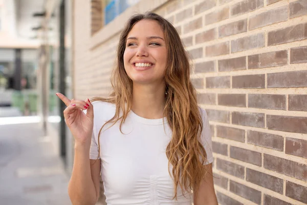 Mooie Spaanse Vrouw Glimlachend Vrolijk Blij Wijzend Naar Zijkant Omhoog — Stockfoto