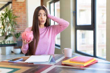 Son derece şaşkın ve şaşırmış hissediyorum. Domuz kumbarası konsepti