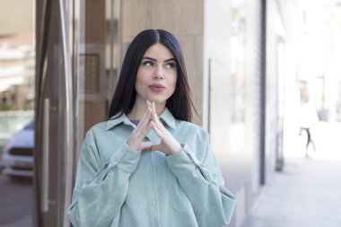 Genç ve güzel bir kadın kötü bir plan yaparken ya da bir numara düşünürken gururlu, yaramaz ve kibirli hisseder.