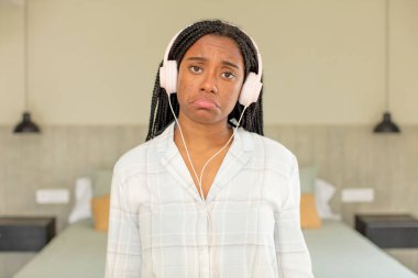 Siyah afro kadın üzgün ve ağlayan mutsuz bir bakışla ağlıyordu. dinlenme ve gecelik konsepti