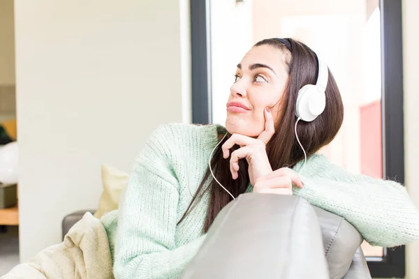 Bonita Mujer Joven Escuchar Música Con Auriculares Casa Diseño Interiores —  Fotos de Stock