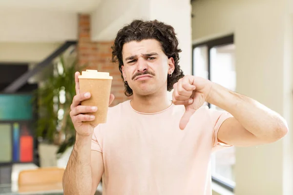 Ung Flot Mand Med Varm Kaffe Drink Derhjemme Interiør - Stock-foto