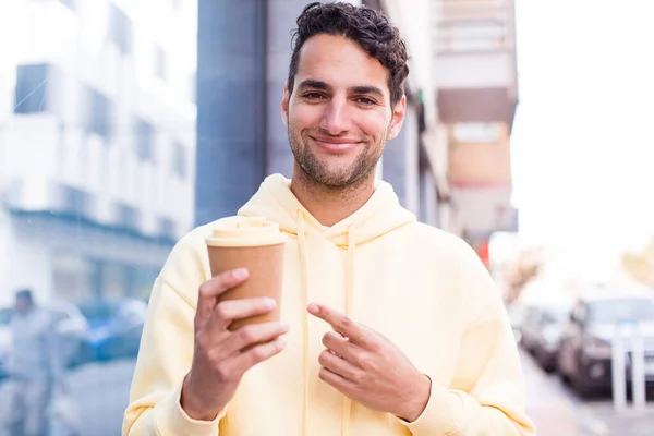Homem Bonito Hispânico Com Uma Bebida Quente Tirar Café Conceito — Fotografia de Stock