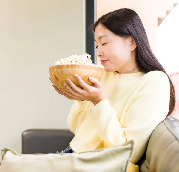 Asiático Bonita Mujer Comer Palomitas Maíz Viendo Película Casa — Foto de Stock