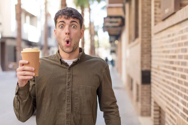 Jovem Homem Bonito Sentindo Extremamente Chocado Surpreso Tirar Conceito Café — Fotografia de Stock