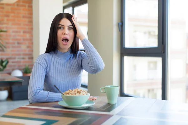 Vacker Ung Kvinna Känner Sig Extremt Chockad Och Förvånad Frukostkoncept — Stockfoto