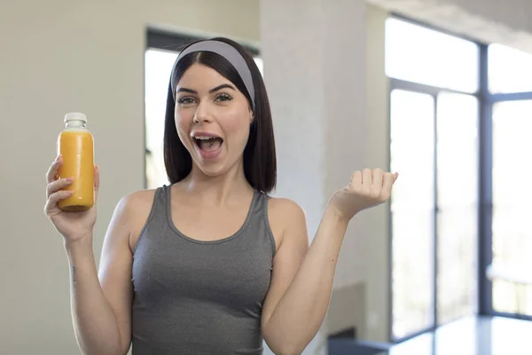 Vacker Ung Kvinna Känner Chockad Skrattar Och Firar Framgång Apelsinjuice — Stockfoto