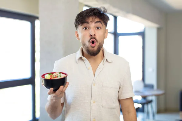 若いハンサムな男は非常にショックと驚きを感じる ラーメン日本麺のコンセプト — ストック写真