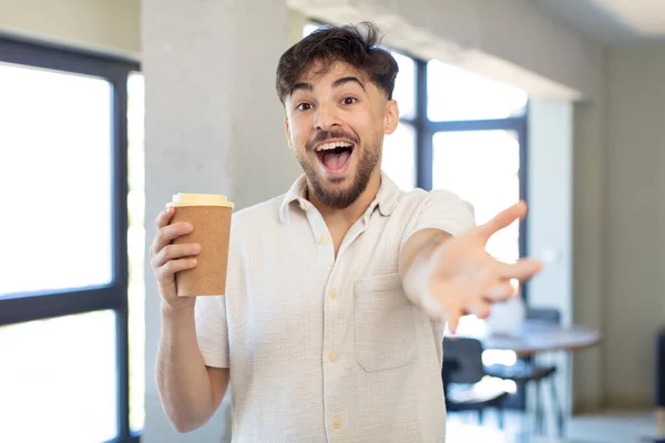 Молодой Красивый Мужчина Счастливо Улыбается Предлагает Показывает Концепцию Концепция Кофе — стоковое фото