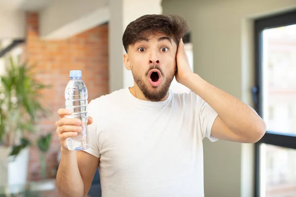 Joven Hombre Guapo Sentirse Extremadamente Sorprendido Sorprendido Concepto Botella Agua — Foto de Stock