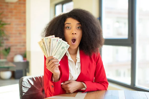 Mujer Negra Bastante Afro Sentirse Muy Sorprendido Sorprendido Concepto Billetes —  Fotos de Stock