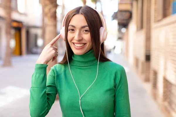 Glimlachend Kijkend Met Een Gelukkige Zelfverzekerde Uitdrukking Muziek Luisteren Met — Stockfoto